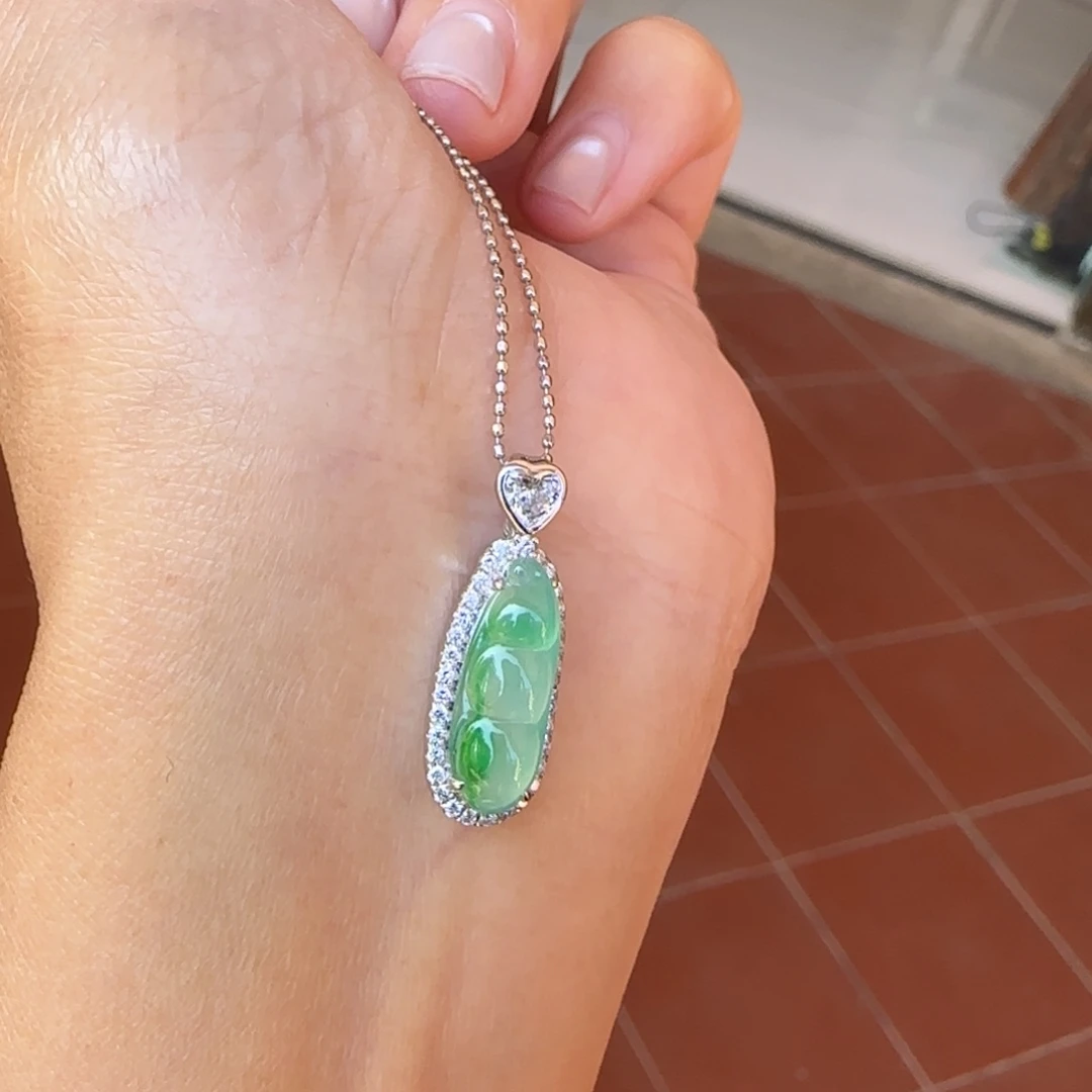 翡翠18K金镶嵌颈饰冰飘金丝翠小福豆