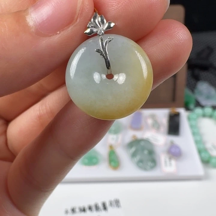 翡翠18K金镶嵌颈饰