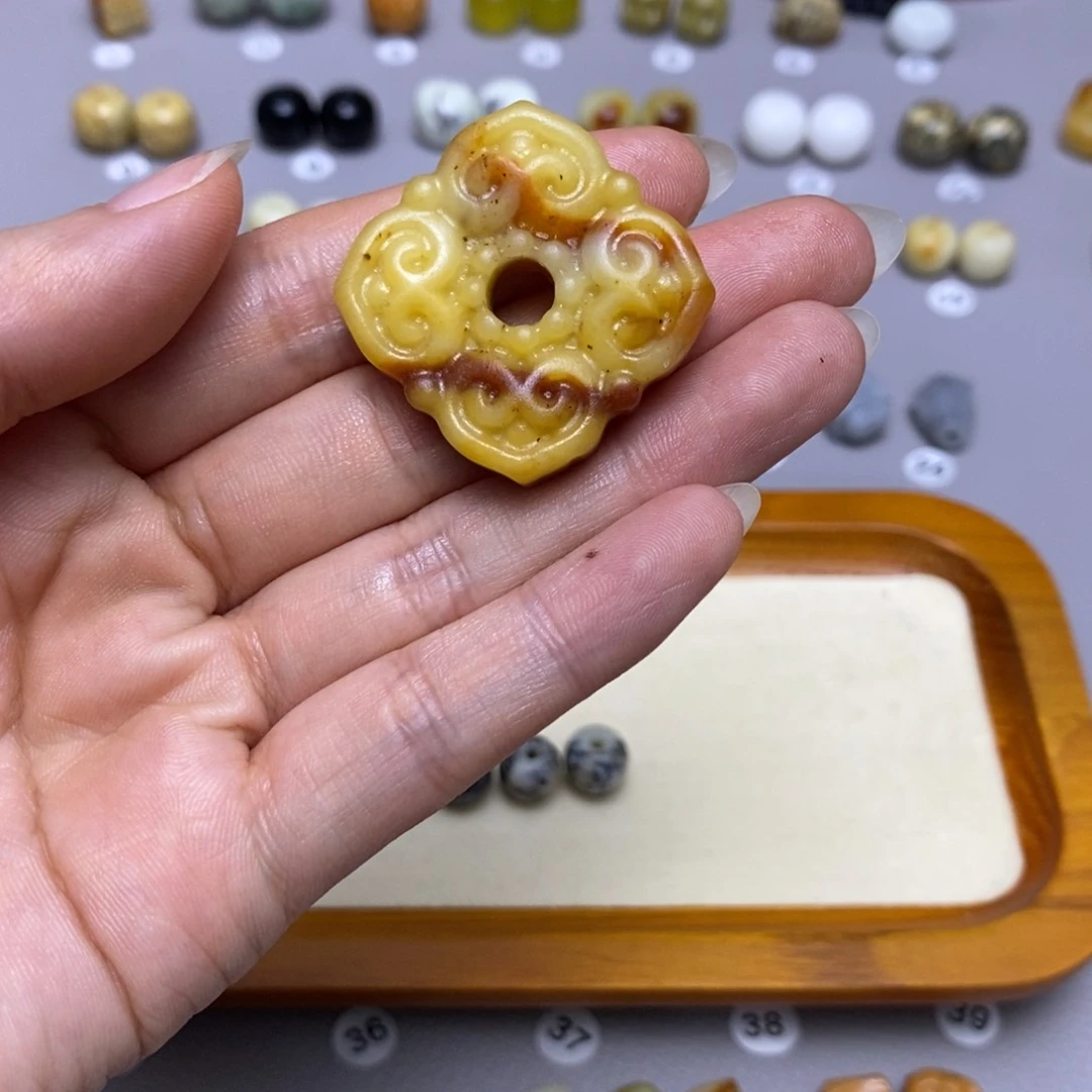 蛇纹石玉配饰合金随****梅