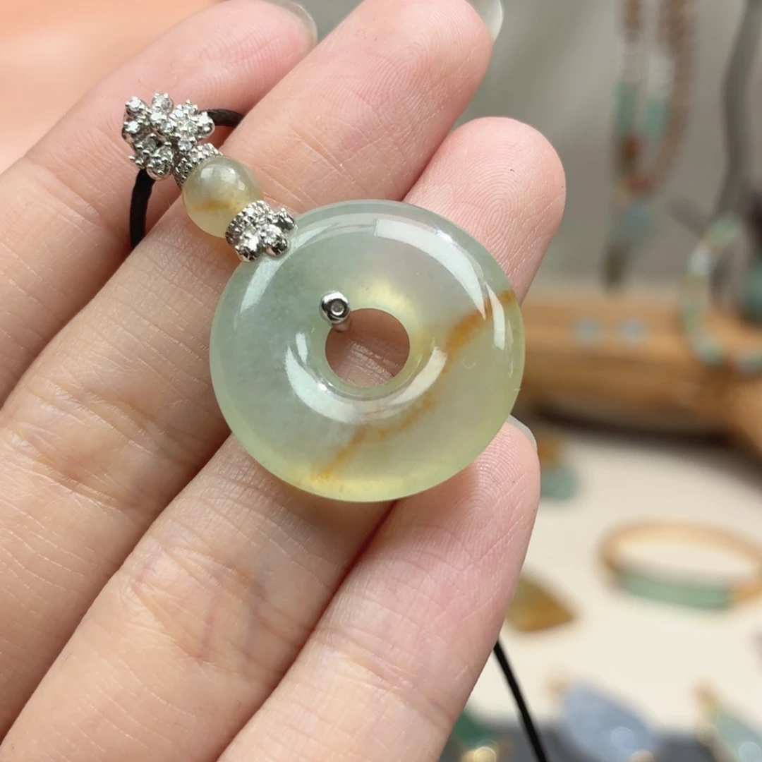 翡翠18K金镶嵌颈饰甜甜圈