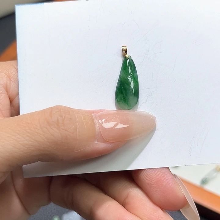 颈饰18K金镶嵌翡翠