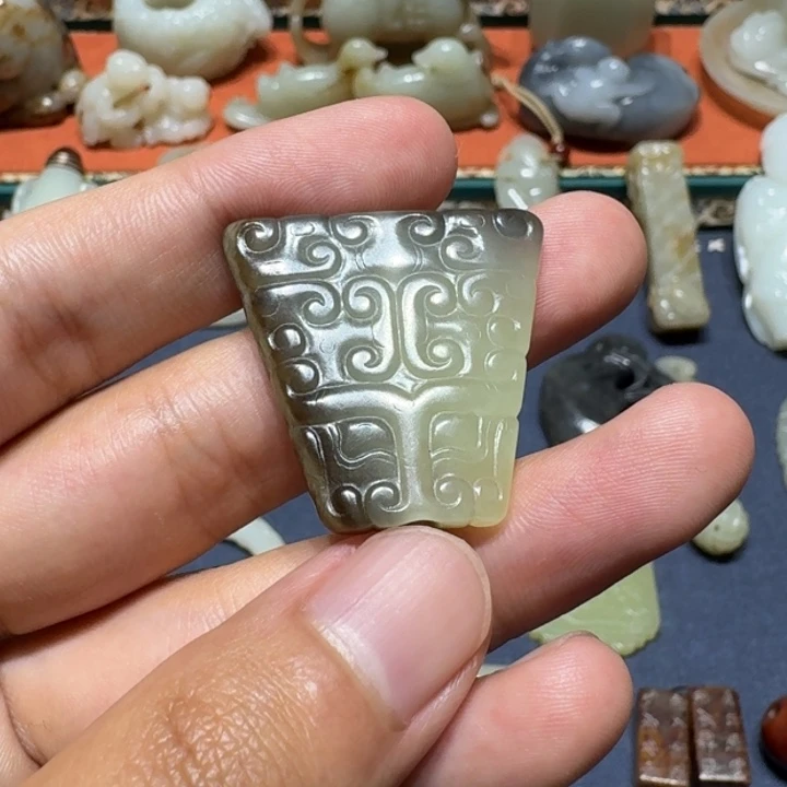 和田玉未镶嵌颈饰雨*