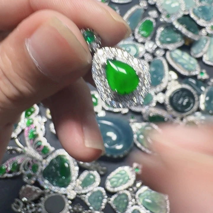 翡翠未镶嵌颈饰天然A货翡翠放漏