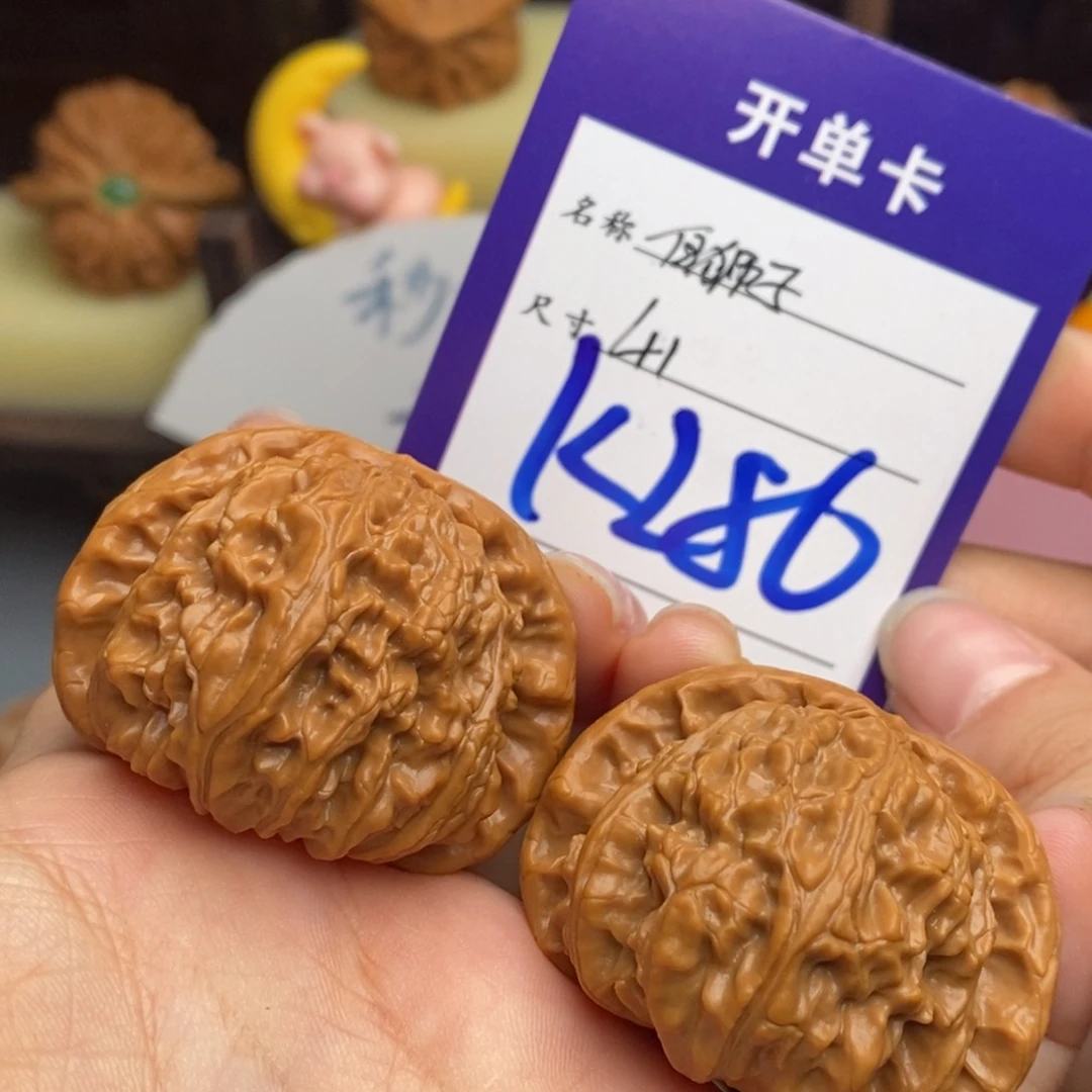 文玩核桃吊坠白狮子