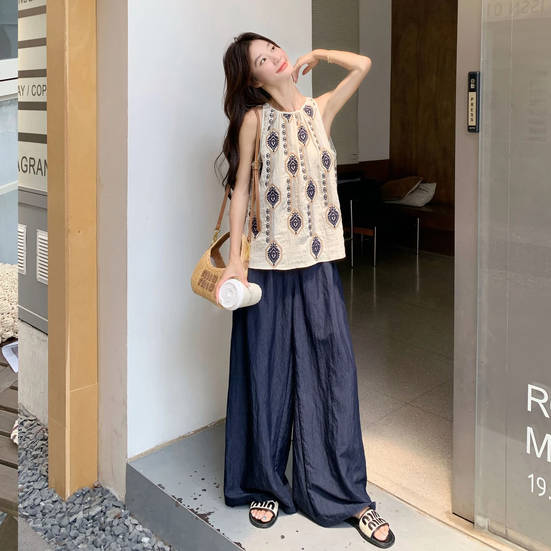 夏日ootd穿搭一整套女2025新款爆款印花挂脖小衫休闲阔腿裤两件套