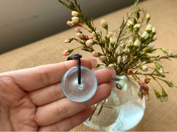 玻璃种木那料蓝底平安扣，刚性十足，27.7-6.3白色白色