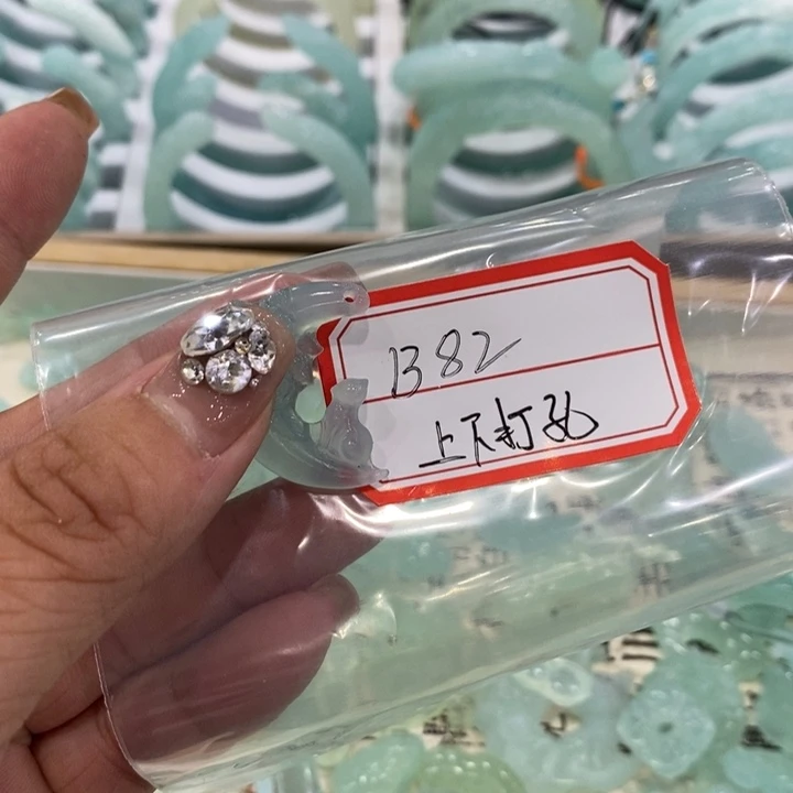 蛇纹石玉未镶嵌颈饰重***豆