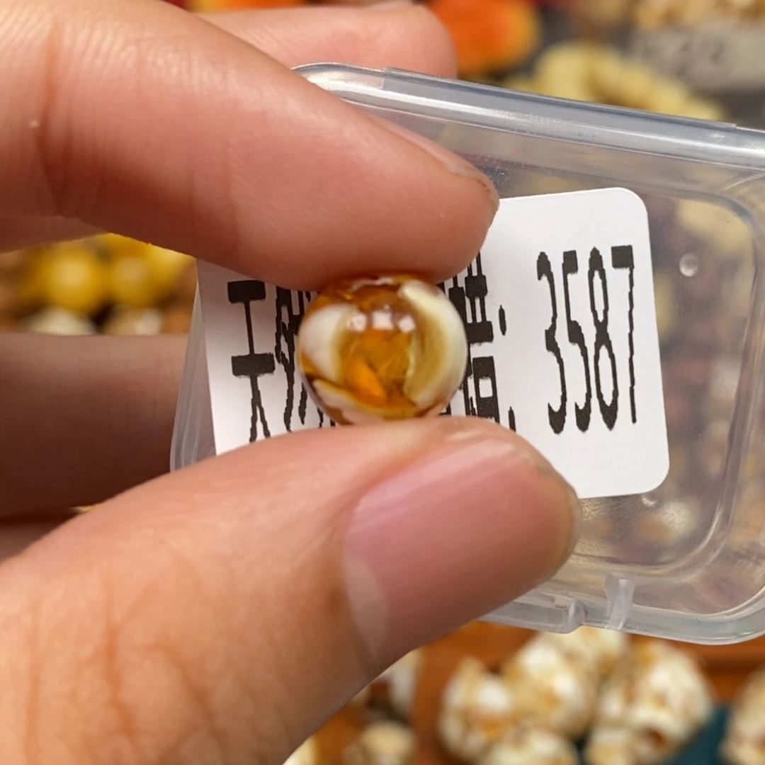 蜜蜡未镶嵌珠宝奇石3587