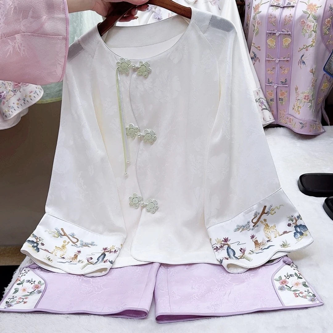 织绣真丝白色花罗小鹿外套