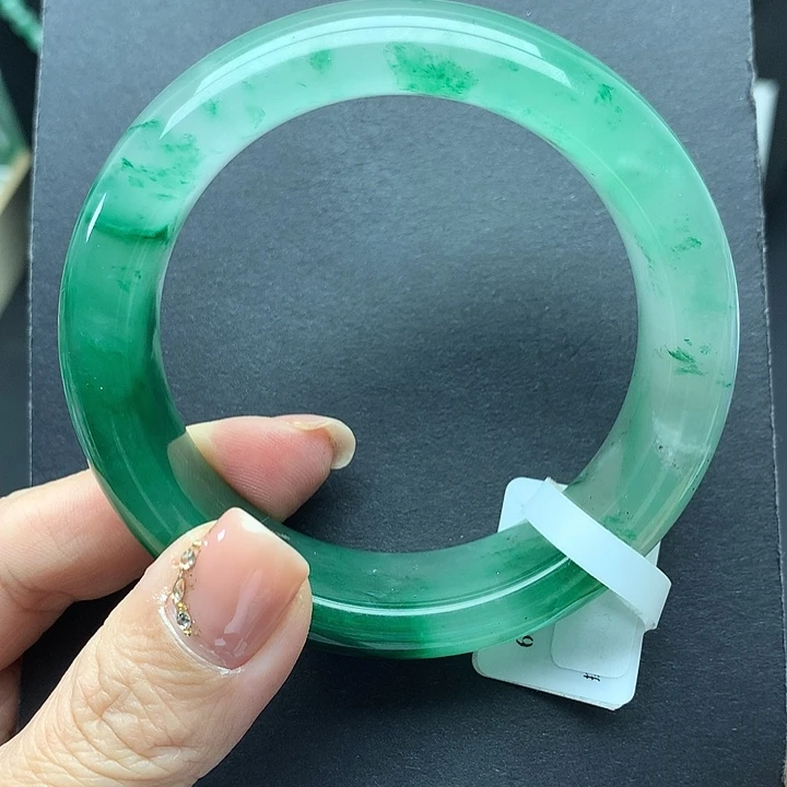 哈***笑石英质玉未镶嵌手镯