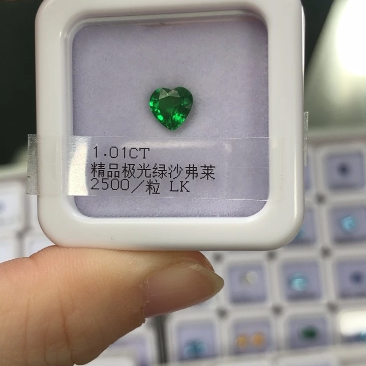 石榴石1.01克拉极光绿沙弗莱未镶嵌