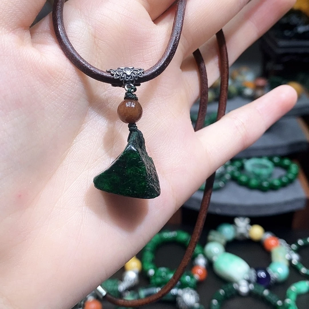 翡翠未镶嵌颈饰漂亮美眉