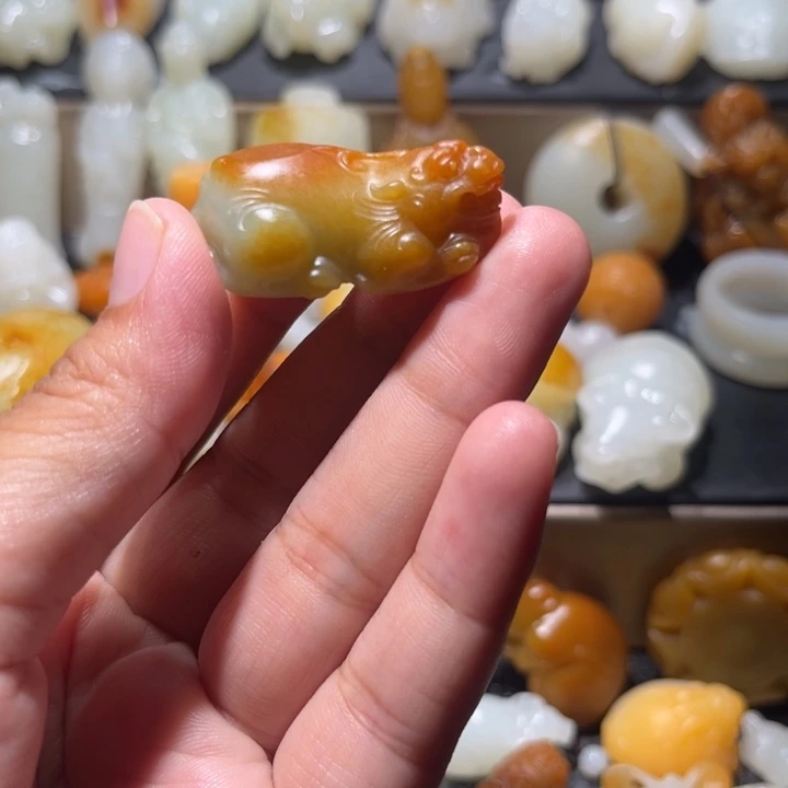 齐***珩颈饰未镶嵌和田玉