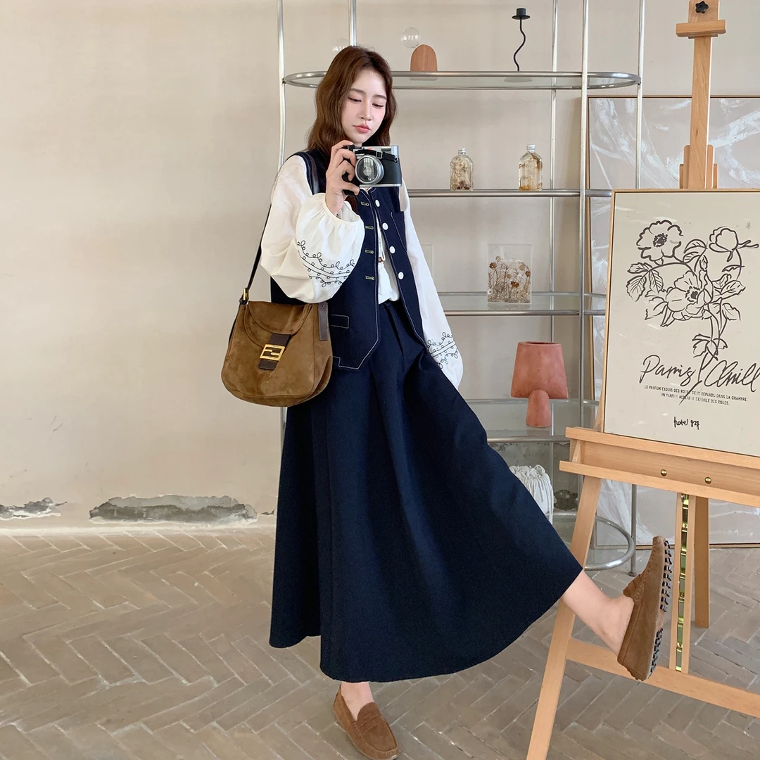 高级感百搭减龄套装裙女秋季新款俏皮马甲绣花衬衣半身裙三件套