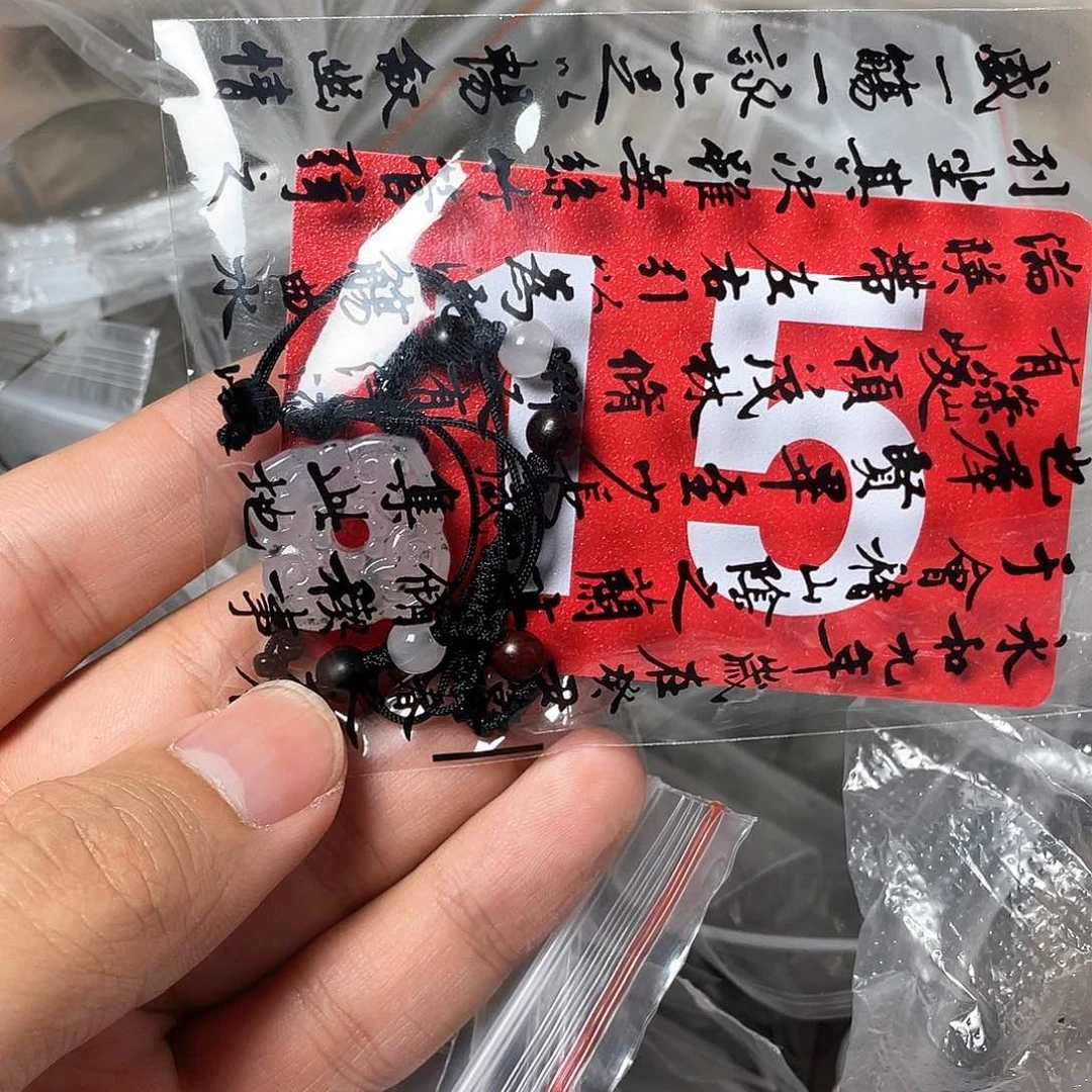 蛇纹石玉颈饰合金