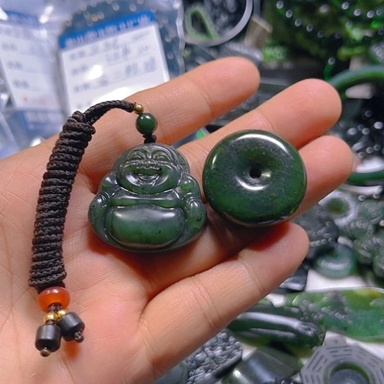 蛇纹石玉未镶嵌颈饰砚*