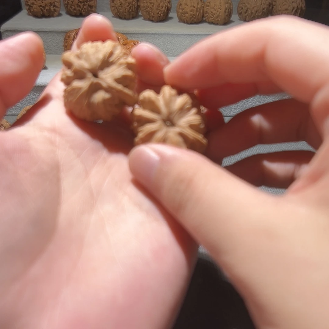 文玩核桃吊坠白狮子