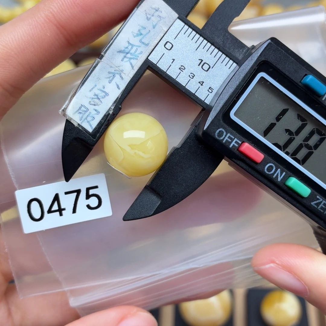 白***雪蜜蜡未镶嵌裸石蜜蜡