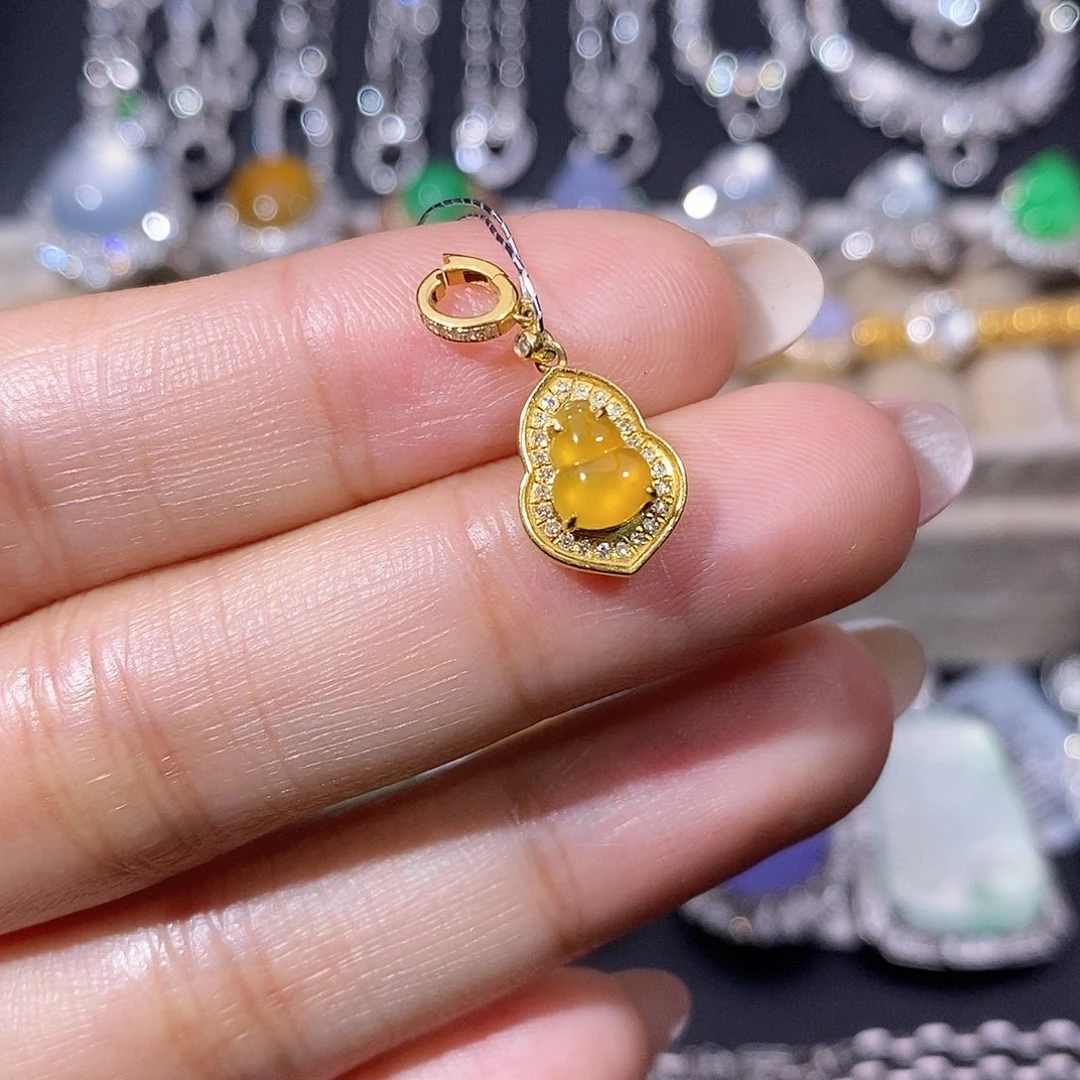 翡翠18K金镶嵌颈饰吊坠