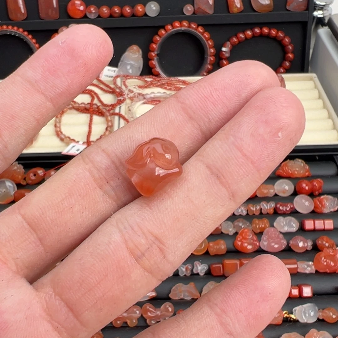南红玛瑙未镶嵌颈饰趴趴兔