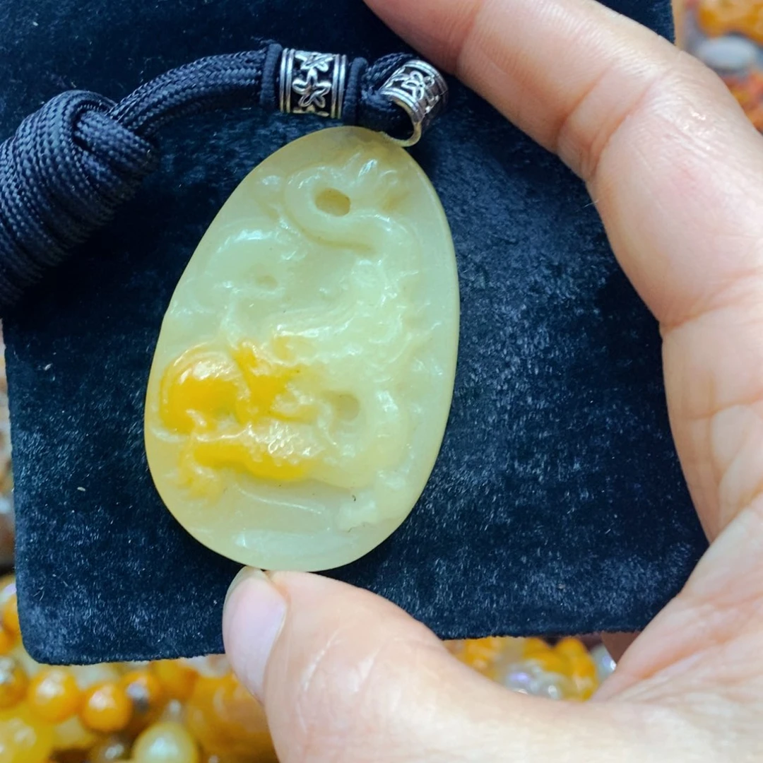 未镶嵌石英质玉（黄龙玉）颈饰