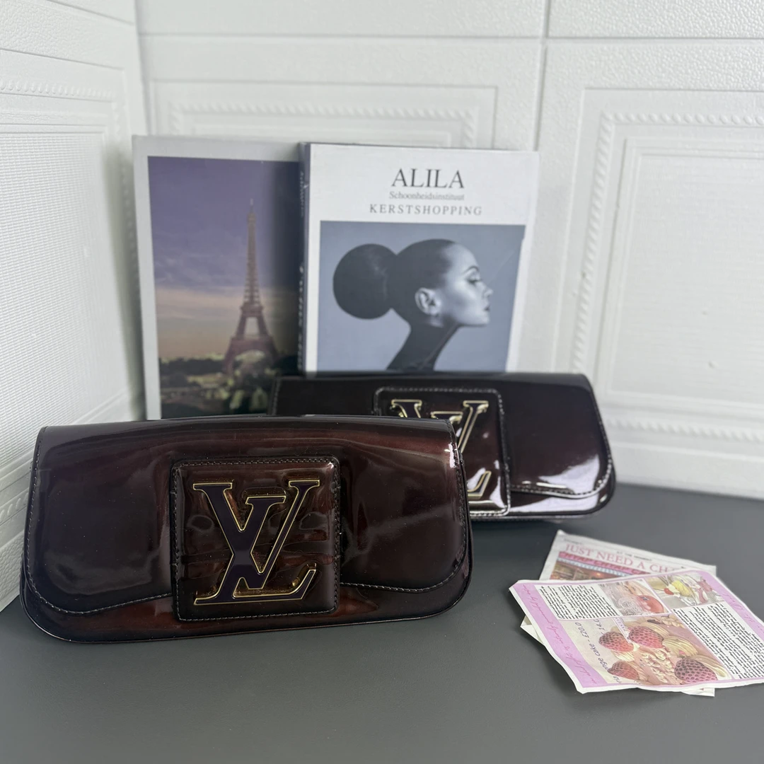 95新 LouisVuitton/路易威登 车厘子色漆皮手拿包