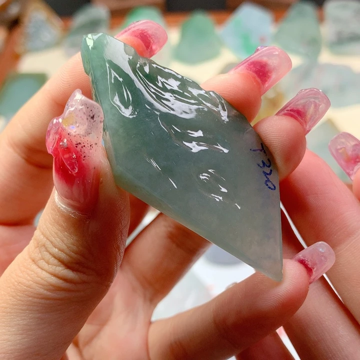 颈饰未镶嵌翡翠好