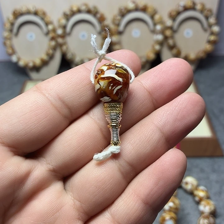 仓***头桃核吊坠沁色三通一个