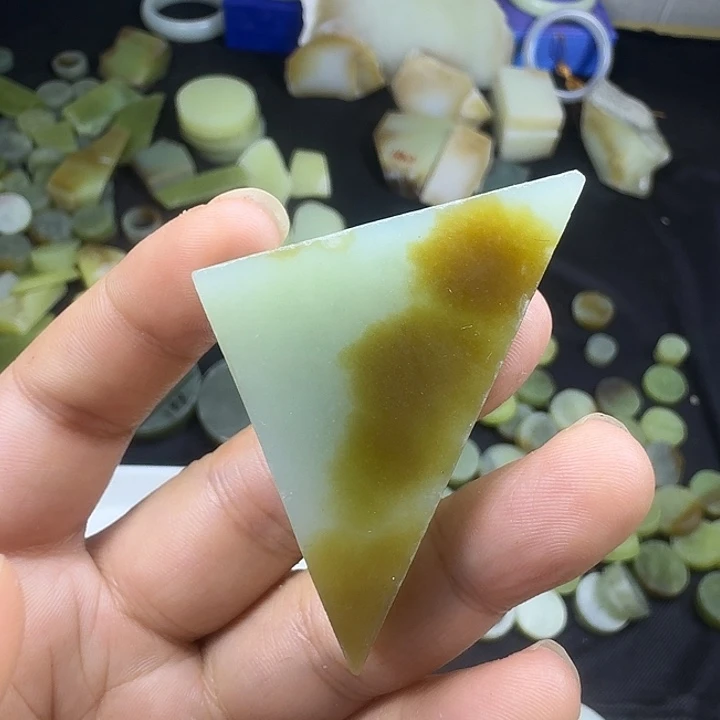 和田玉未镶嵌珠宝半成品一***?