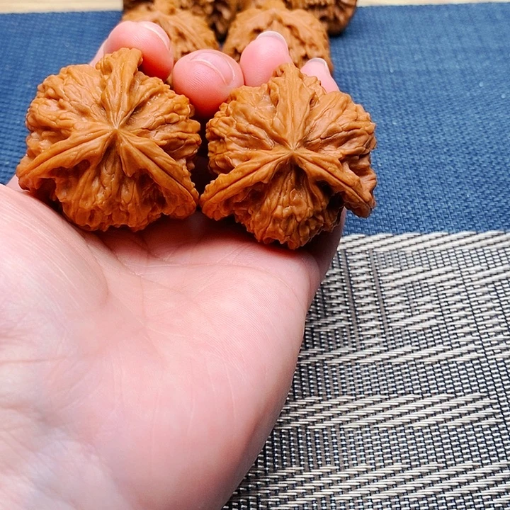 T***S吊坠文玩核桃三棱