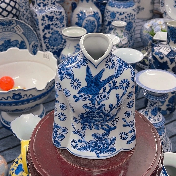摆件青花瓷居家摆件，旗袍花瓶