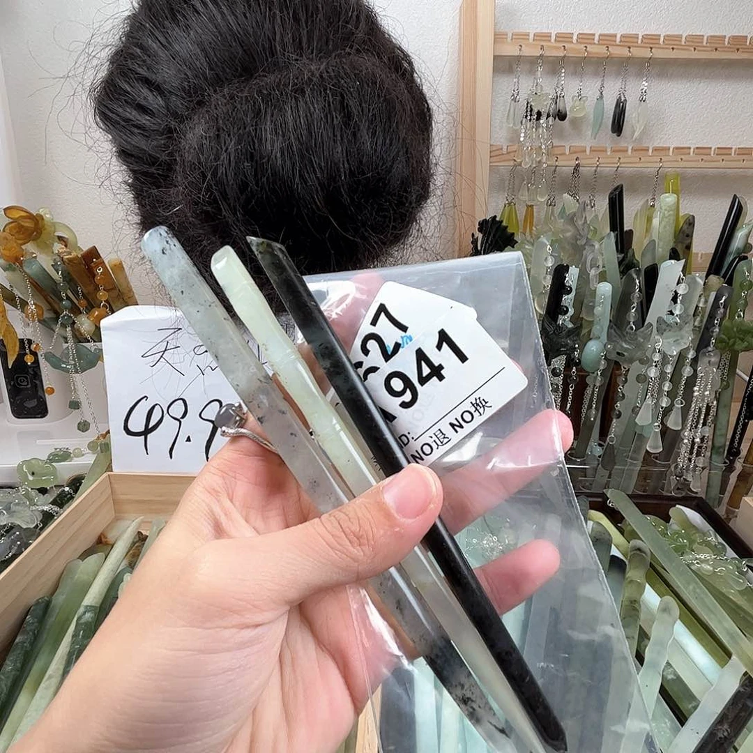 蛇纹石玉发饰未镶嵌兔**飞