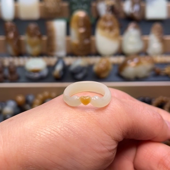 和田玉（糖玉）戒指未镶嵌莪****宝