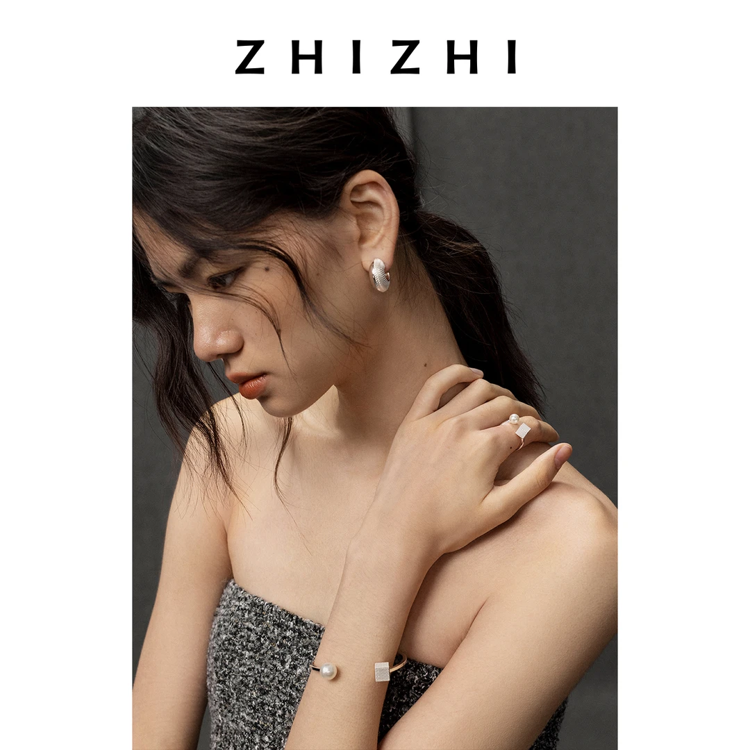 致知 期夜月 素圈耳环立体印花纹理25年冬季新款气质ZZ2EWPPT120