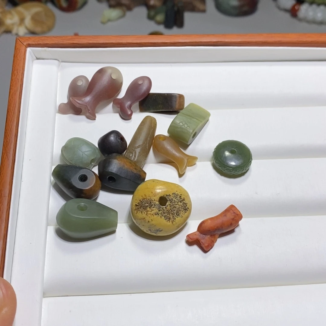 颈饰未镶嵌透闪石质玉琪**胜