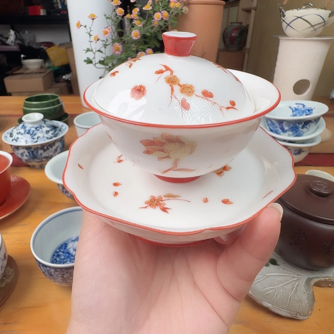 矾红釉上描金三才盖碗