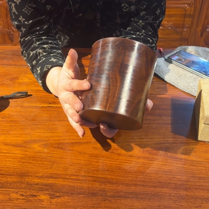 笔筒大红酸枝一个