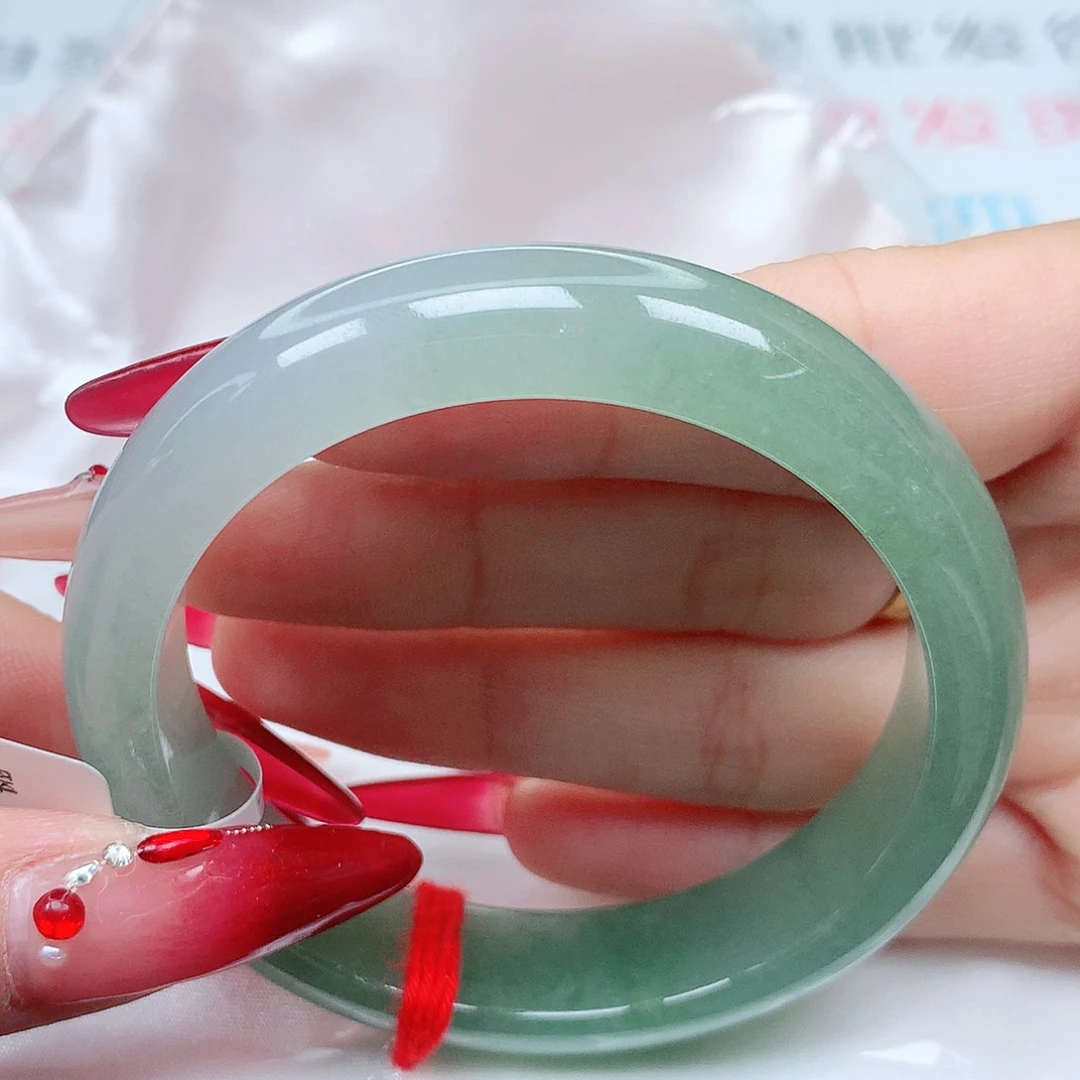 翡翠手镯未镶嵌53.1圈。