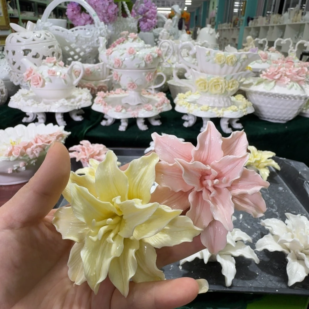 瓷片淡**容拍一发二百合花