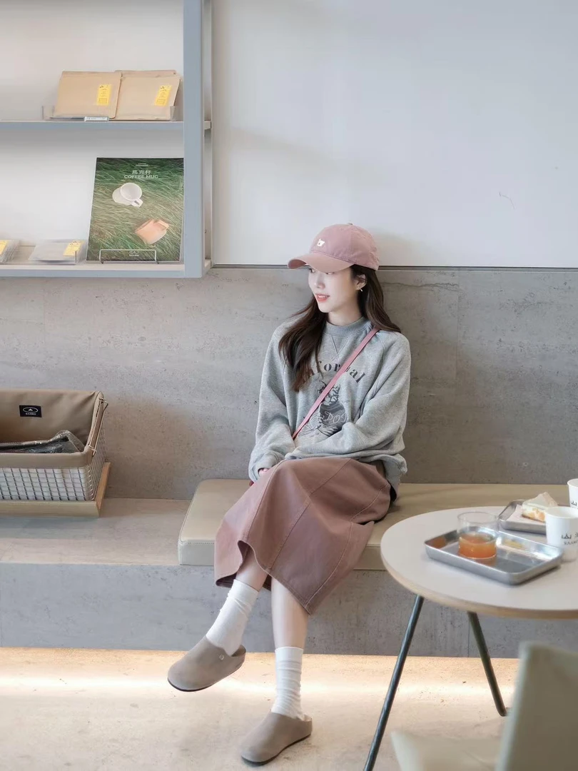 2025秋季新款灰色印花圆领卫衣女巨减龄韩系慵懒上衣百搭半身裙