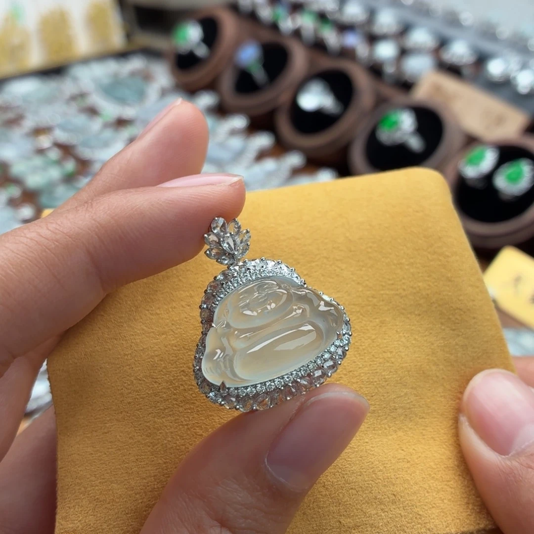 翡翠18K金镶嵌颈饰