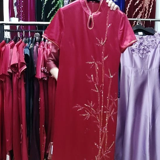 亮酒红色品牌醋酸立体手工穿珠中长旗袍l码105斤左右