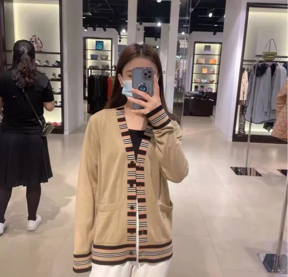 99新 BURBERRY/博柏利 12567451 nz 巴宝莉 卡其色针织开衫 XS码