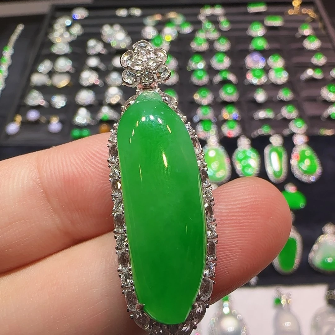 翡翠18K金镶嵌颈饰吊坠