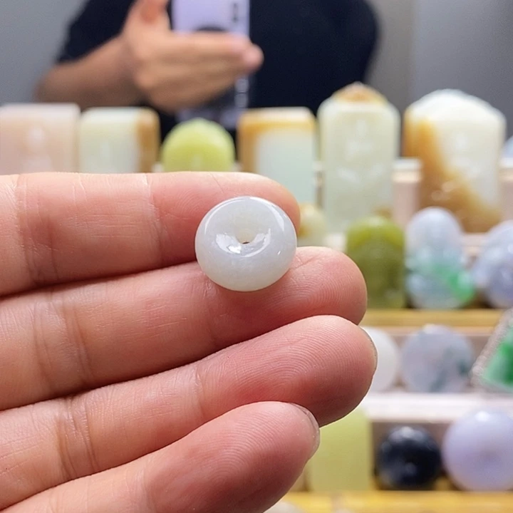 翡翠未镶嵌颈饰?*笑翡翠