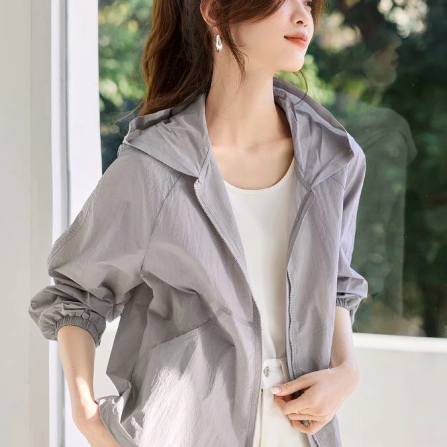薄款连帽防晒衣女短外套2025夏季新款宽松休闲运动风时尚防晒外套