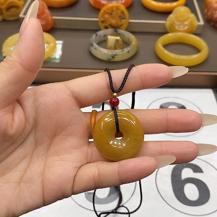 颈饰未镶嵌石英质玉