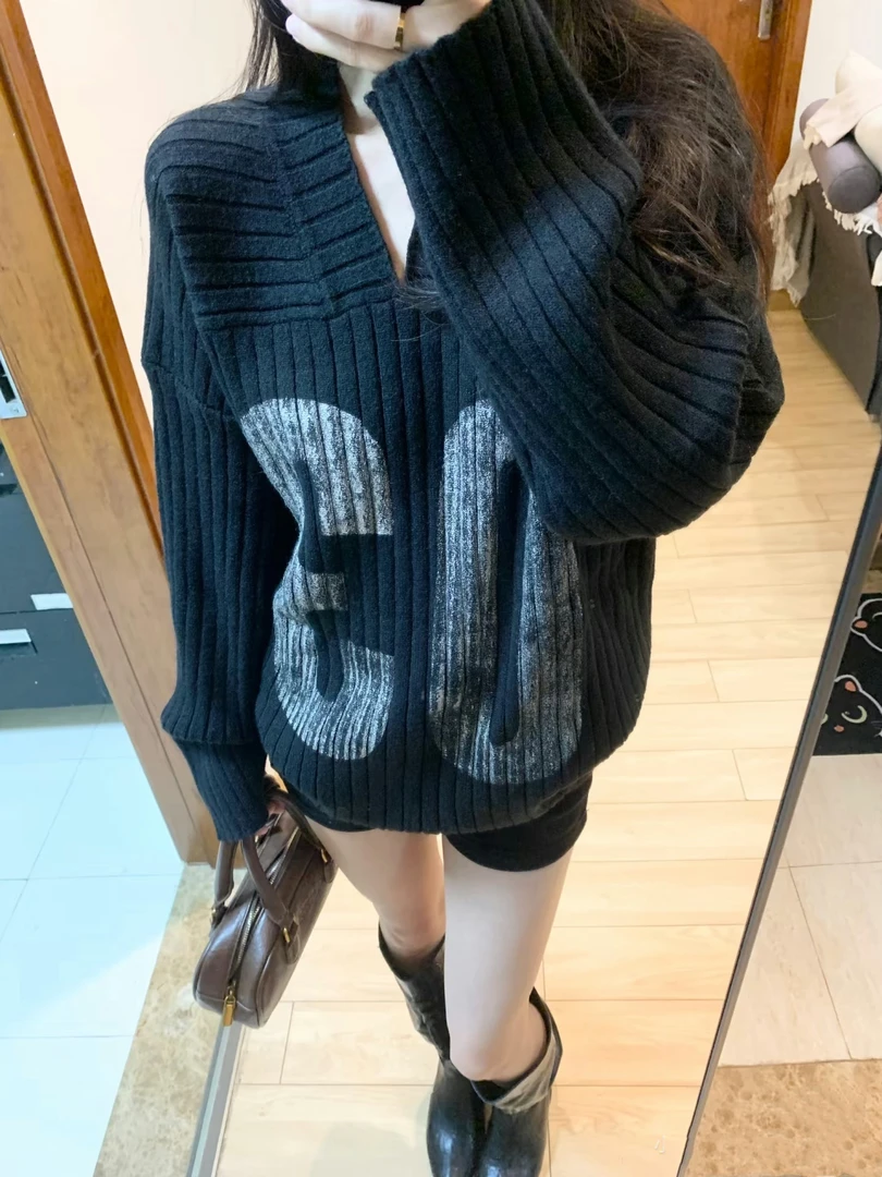 数字印花V领针织衫女秋冬季美式复古宽松休闲设计感黑色露肩毛衣
