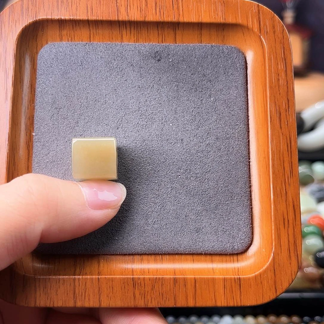 颈饰未镶嵌和田玉飞*