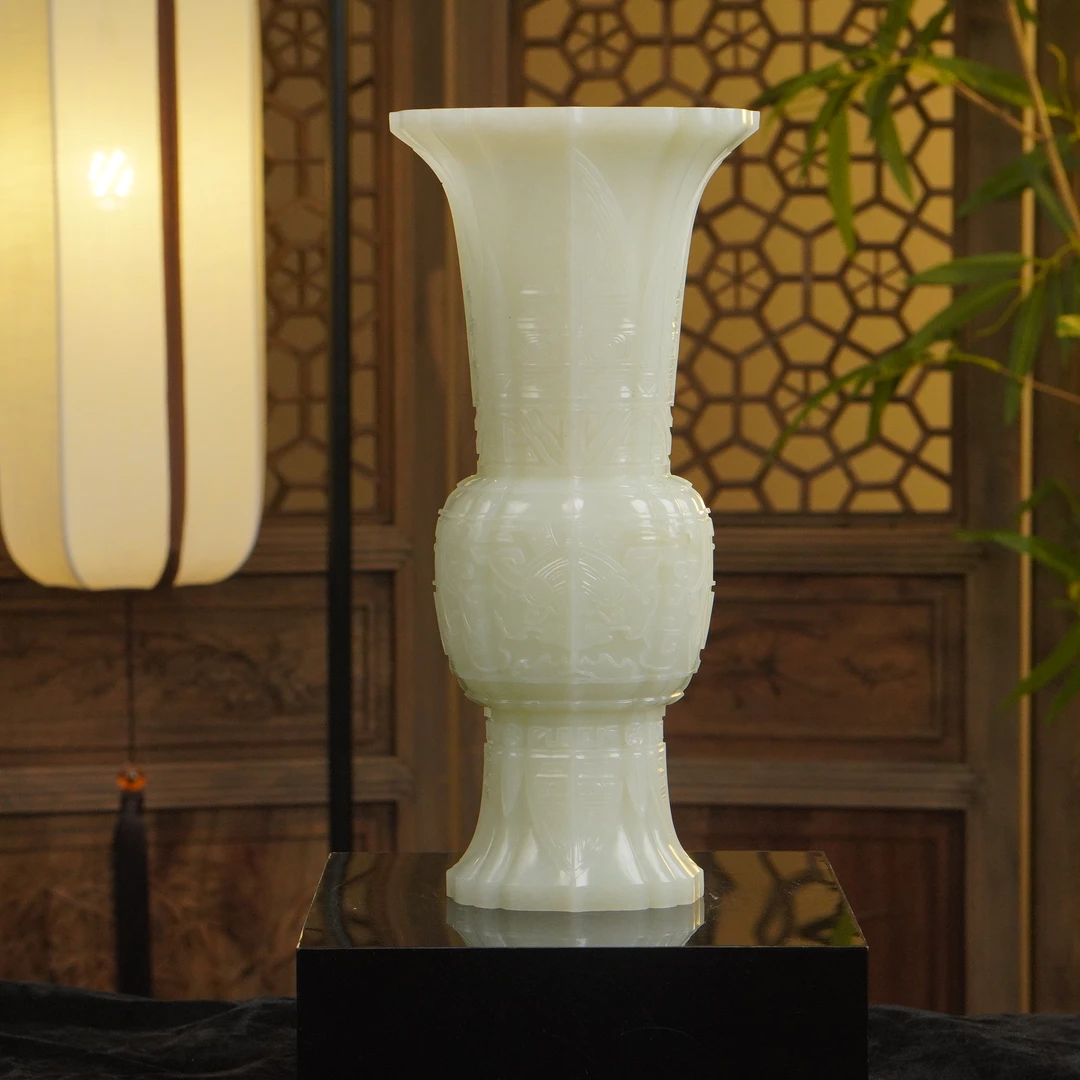 【清】白玉兽面纹花觚（高29.5cm口径13cm重1511g）